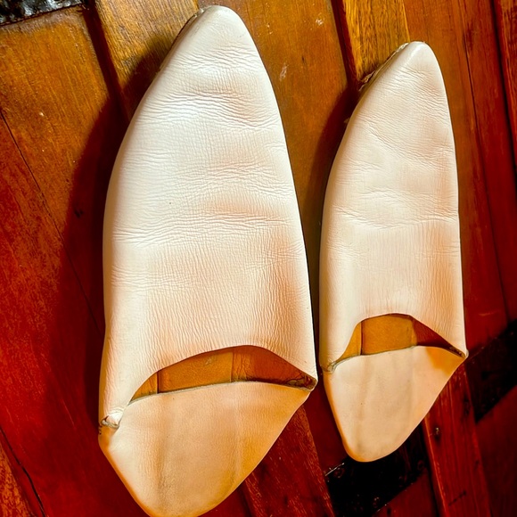 Bronze Age pointed leather white slides size 7 - 7.5 - Picture 1 of 8